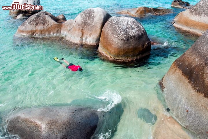 Immagine Snorkeling a Virgin Gorda, tra le rocce dei The Baths: siamo ai Caraibi nel gruppo delle Isole Verginini Britanniche  - © Gary Blakeley / Shutterstock.com