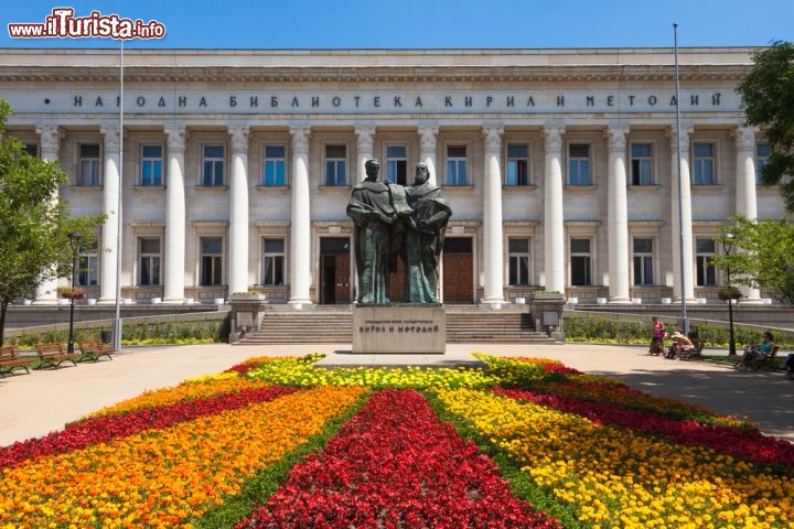 Immagine La Biblioteca Nazionale della Bulgaria, situata nel centro di Sofia, fu fondata il 4 aprile del 1878. Contiene l'archivio storico nazionale, migliaia di codici antichi, opere scultoree e altre meraviglie, ed è incorniciata da un lussureggiante giardino - © Nickolay Stanev / Shutterstock.com