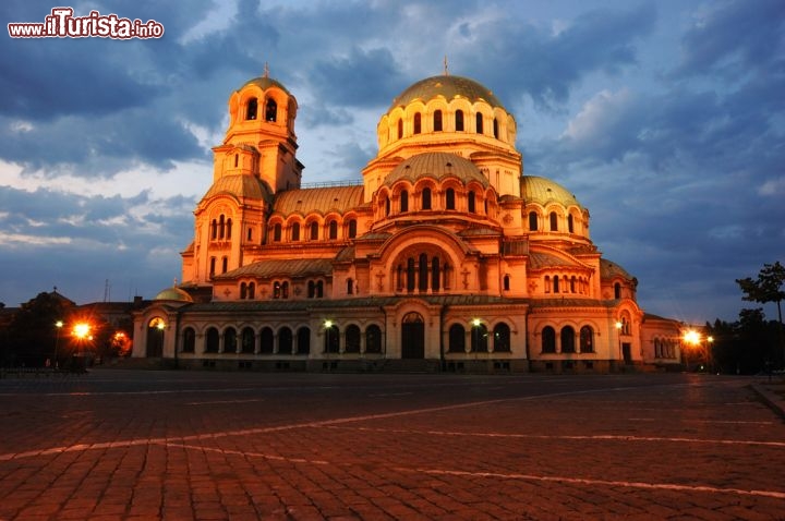 Immagine Di notte la Cattedrale di Sofia si illumina, mettendo in mostra i contorni delle sue cupole e delle sue colonne in stile neo-bizantino. Nel campanile, alto più di 50 metri, sono racchiuse ben 12 campane - © Kaetana / Shutterstock.com