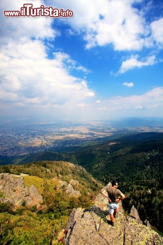 Immagine Nei dintorni di Sofia potrete avventurarvi in emozionanti escursioni di montagna: rilievi abbastanza alti sorgono tra la piana Tracia e la capitale bulgara, in particolare il monte Vitoša (o Vitosha) a sud della città, e i monti del Rila ancora più a sud - © SSokolov / Shutterstock.com