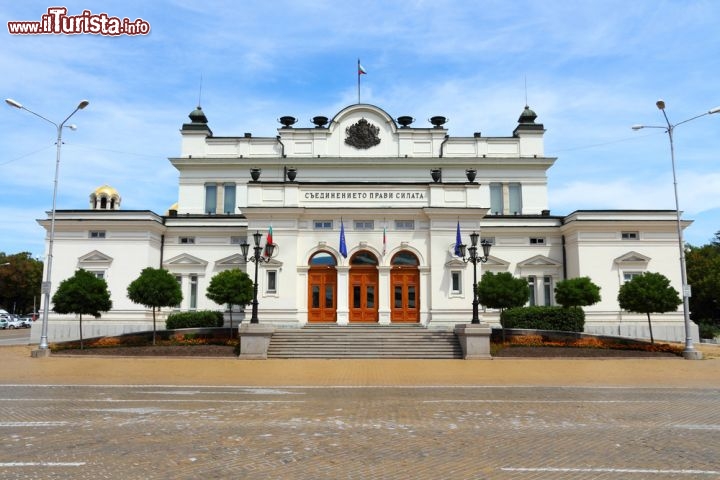 Immagine La sede del Parlamento unicamerale bulgaro di Sofia è un tipico esempio di architettura neo-rinascimentale, situato proprio nel centro della città - © Tupungato / Shutterstock.com