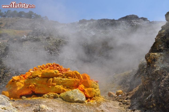 Immagine Solfatara di  Pozzuoli: la grande Fumarola a 160 gradi di temperatura