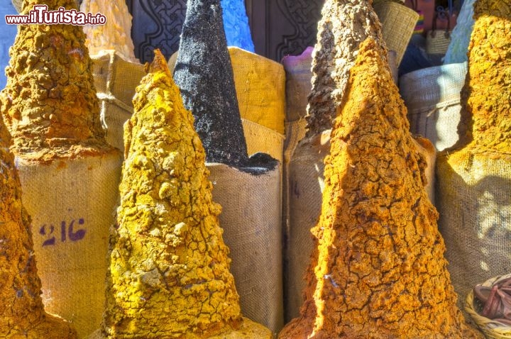Immagine Souk a Chefchaouen, spezie all'interno della medina della città del Marocco settentrionale - © Anibal Trejo / Shutterstock.com