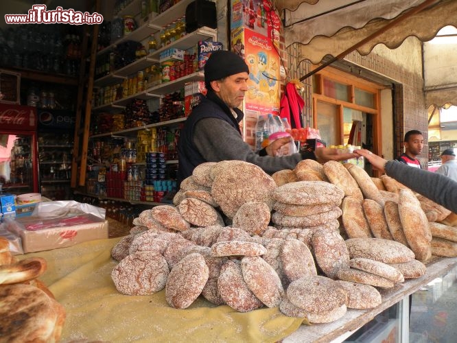 Immagine Dentro al souk, tra i colori del mercato tipico marocchino di El Jadida, la storica città del Marocco,  di origine portoghese