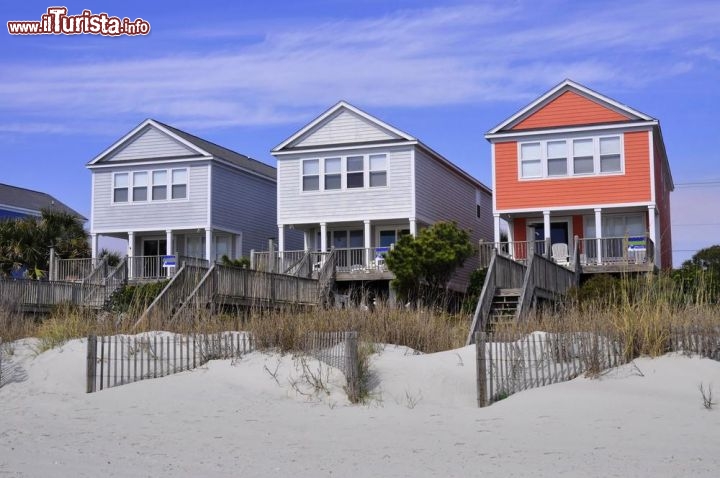 Immagine South Carolina, USA: siamo a Myrtle Beach, con un gruppo di case lungo la grande spiaggia americana - © StacieStauffSmith Photos / Shutterstock.com