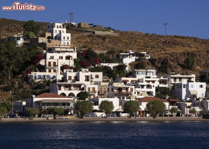 Immagine Spiagga e case lungo la costa di Patmos in Grecia - © John Copland / Shutterstock.com