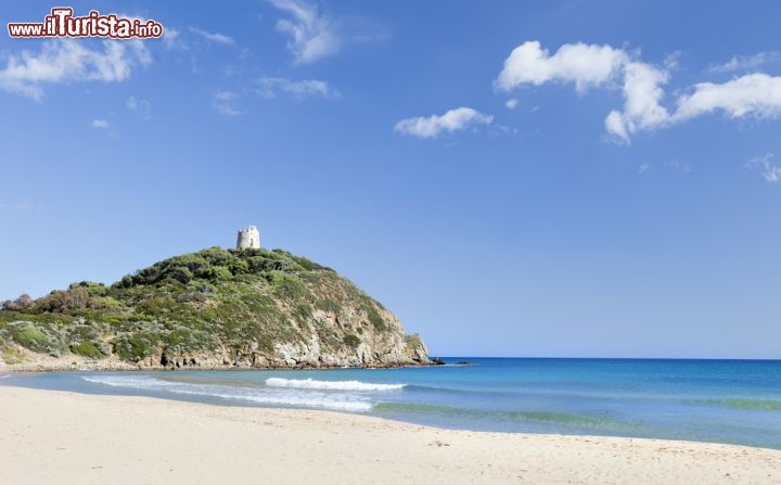 Immagine Spiaggia di Chia con Torre Aragonese, una delle spiagge pià rilassanti di tutta la Sardegna - © Tramont_ana / Shutterstock.com