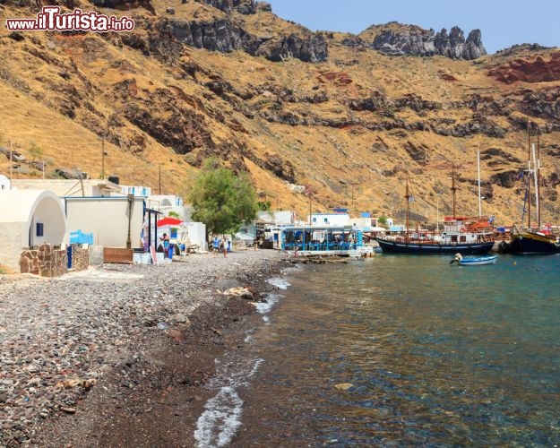 Immagine Una delle spiaggette di Thirasia (isole Cicladi, Grecia) accanto al porticciolo di Korfos. Il viavai dei pescatori anima da mattina a sera la cala di ciottoli, lambita da un'acqua limpidissima e incorniciata da rocce e terra brulla, immersa nel frinire delle cicale e il canto dei gabbiani - © ian woolcock / Shutterstock.com