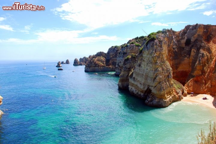 Immagine La spiaggia di Dona Ana a Lagos. Ci troviamo in Algarve, nel sud del Portogallo - © Fernando Batista / Shutterstock.com