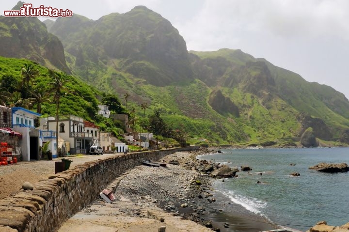 Immagine Spiaggia di Faja D'Agua. Si tratta di un bella baia, anche se qui la spiaggia è costituita da ciottoli e sassi piuttosto grandi. L'Ilha Brava a Capo Verde si trova in posizione esterna, e qui il mare possiede un'elevata energia - © Raul Rosa / Shutterstock.com