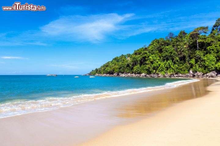 Immagine Grande spiaggia a Khao Lak in Thailandia - © Muzhik / Shutterstock.com