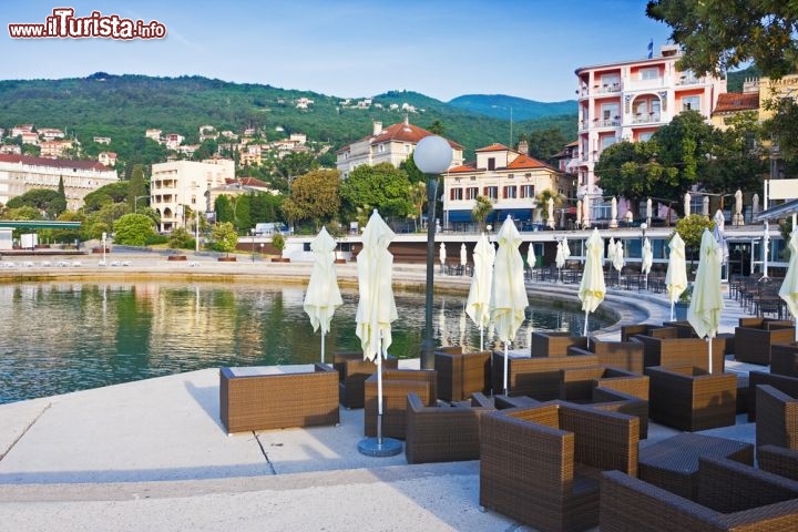 Immagine Le spiagge di Opatija sono per tutti i gusti: sabbiose, di scogli, ghiaia o cemento, sono sempre lambite da un'acqua cristallina - © Phant / Shutterstock.com