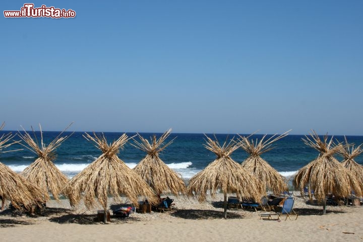 Immagine Spiaggia con ombrelloni isola Skyros Sporadi Grecia - © Fenia / Shutterstock.com