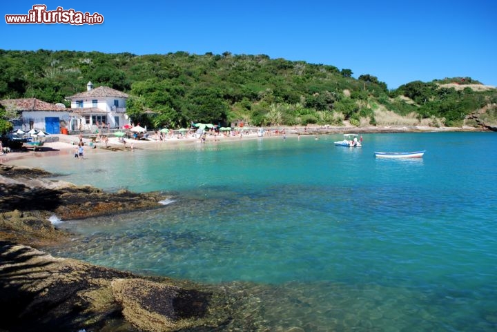 Immagine La spiaggia di Buzios, con un mare cristallino, molto invitante. Siamo in Brasile, nello stato di Rio de Janeiro - © Elder Vieira Salles / Shutterstock.com