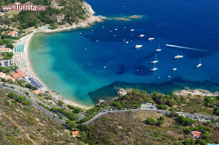 Immagine La spiaggia di Cavoli dell'Isola d'Elba (Arcipelago Toscano, provincia di Livorno) è ampia e sabbiosa, esposta a sud, dotata di ogni comfort e lambita dalle acque limpidissime del Tirreno. Il fondale basso che digrada a poco a poco e la vicinanza della Grotta Azzurra, raggiungibile col pedalò, ne fanno una delle spiagge più frequentate e famose dell'isola - © stefano marinari / Shutterstock.com