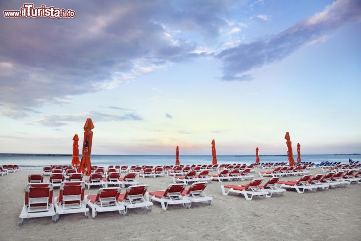 Immagine La grande spiaggia di Mamaia a Costanza, in Romania, la costa sabbiosa del Mar Nero - © igorad1 / Shutterstock.com