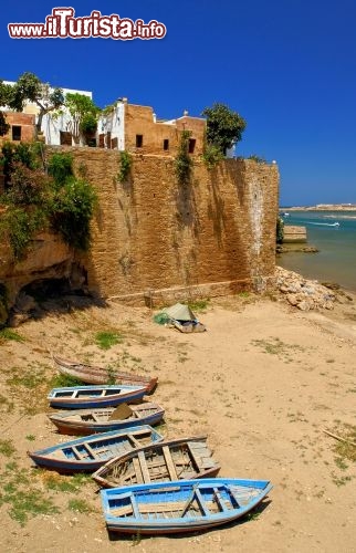 Immagine Spiaggia a Rabat: il Marocco si affaccia sull'Oceano Atlantico e vanta alcune spiagge davvero spettacolari. Il clima mite di Rabat e soprattutto i venti che spirano quasi incessantemente sono ideali per gli appassionati degli sport acquatici - © Boris Stroujko / Shutterstock.com