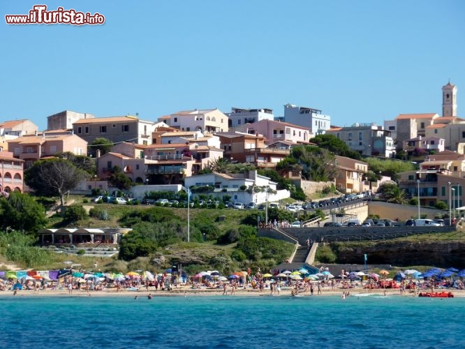 Immagine Veduta di spiaggia e città di Santa Teresa di Gallura, Sardegna - Una bella immagine di Santa Teresa di Gallura, comune di poco più di 5 mila abitanti nella provincia sarda di Olbia-Tempio. Meta turistica fra le più ambite della Sardegna, l'economia di queto borgo è basata sull'ampia presenza di turisti sia italiani che stranieri che ogni anno ne affollano le belle spiagge. Il porto della città assicura collegamenti giornalieri con Bonificio in Corsica © life_in_a_pixel / Shutterstock.com