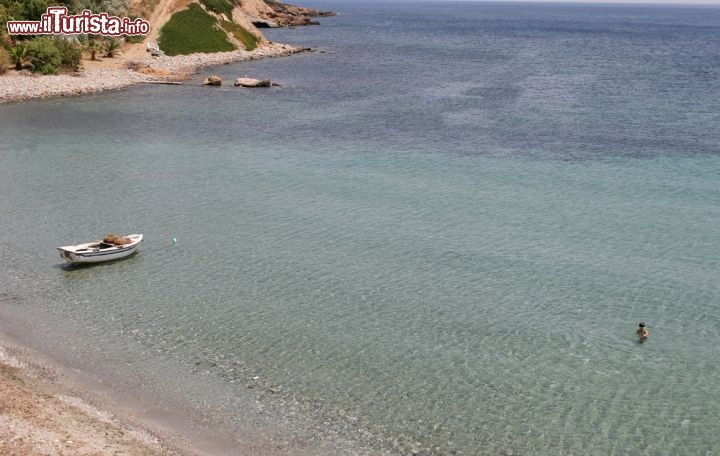 Immagine Spiaggia e mare limpido a Skyros (Skiros) l'isola si trova nell'arcipelago delle Sporadi in Grecia, ed è rinomata anche per la sua intensa vita notturna - © Dimitrios Rizopoulos / Shutterstock.com