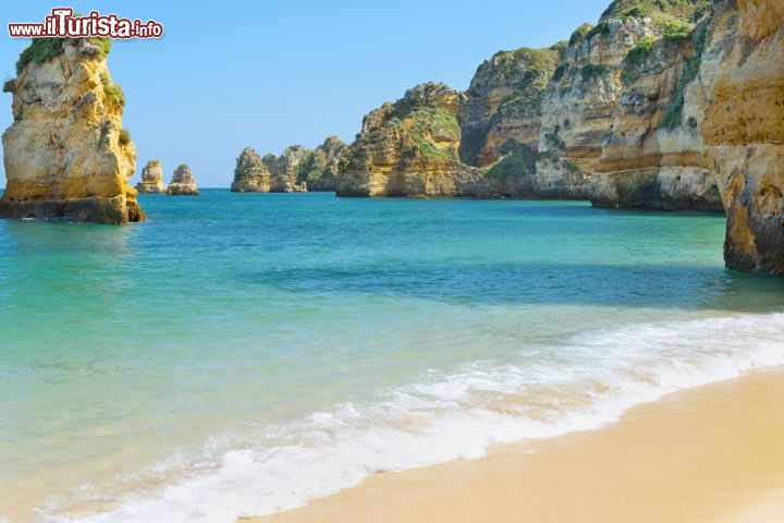 Immagine Spiaggia e rocce in Algarve, lungo il litorale di Lagos in Portogallo - © SergiyN / Shutterstock.com