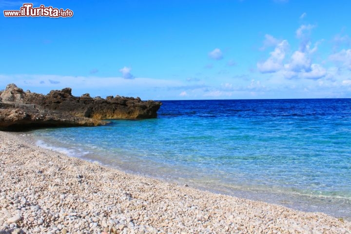 Immagine Spiaggia e mare limpido lungo la Riserva dello Zingaro in Sicilia - © Marco Cannizzaro / Shutterstock.com