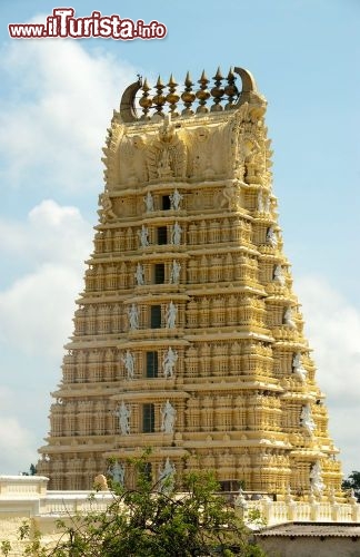 Immagine Lo Sri Chamundeswari Temple in India con il suo gopuram a sette piani - © Ajay Bhaskar / shutterstock.com