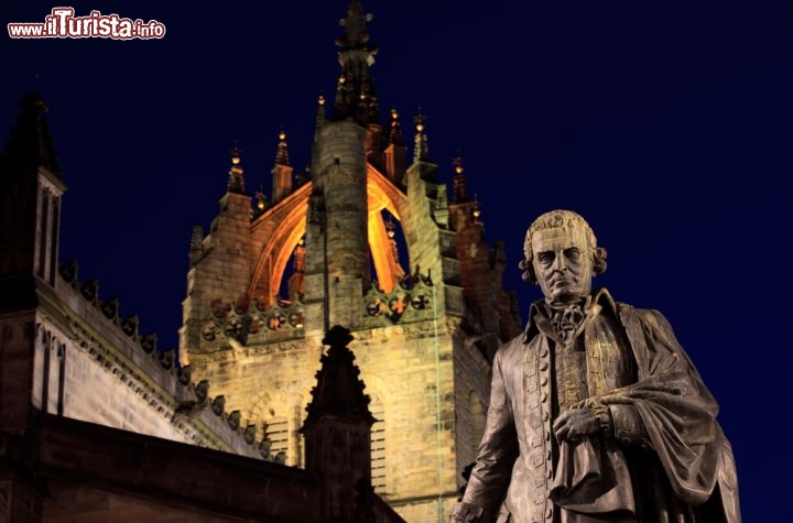 Immagine La Statua di Adam Smith (economista) lungo il Royal Mile di Edimburgo, la capitale della Scozia - © Rob van Esch / Shutterstock.com