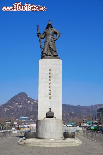 Immagine La statua dell'ammiraglio Yi Sun Si a Seul (Seoul) nella Korea del Sud - © ben bryant / Shutterstock.com