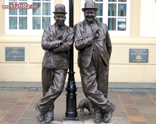 Immagine Statua di Sten Laurel e Oliver Hardy (Stanlio e Ollio): si trova nel centro di Ulverston in UK - © Hilton Teper -  Wikimedia Commons.