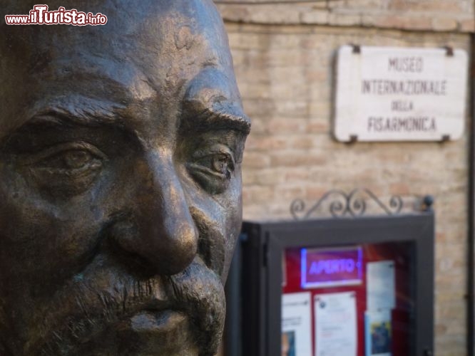 Immagine Statua di Paolo Soprani all'ingresso del Museo della Fisarmonica a Castelfidardo