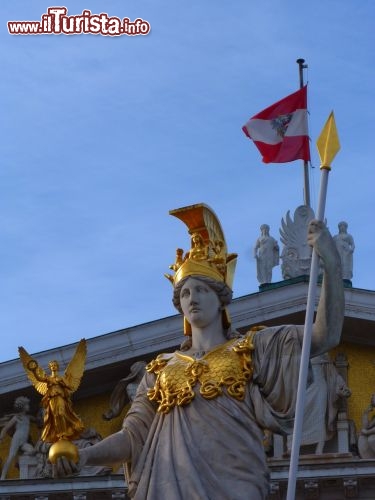 Immagine Statua di fronte al  Parlamento Austriaco di Vienna