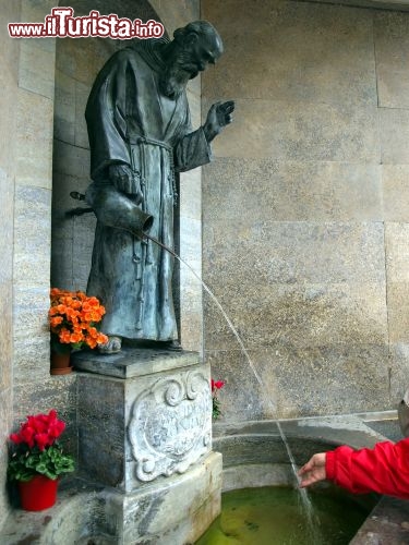 Immagine Statua di St. Konrad: si trova a Altotting in Germania (Baviera). La città è considerata il cuore religioso e cattolico del Land più meridionale della confederazione tedesca - © Parys Ryszard / Shutterstock.com