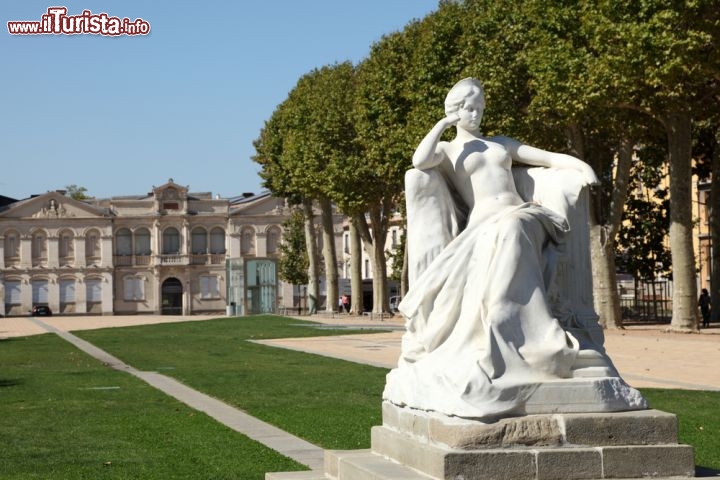 Immagine Statua in un giardino di Carcassonne, Linguadoca Rossiglione (Francia)- © Philip Lange / Shutterstock.com