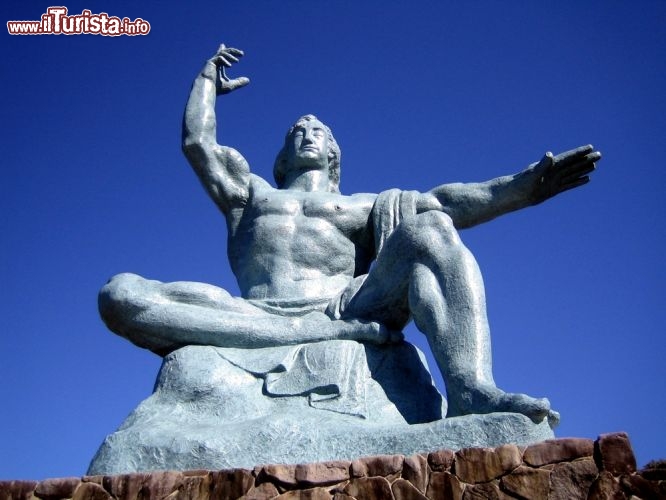 Immagine La statua della Pace di Nagasaki, opera dello scultore giapponese Seibo Kitamura, si trova nel Parco Memoriale della città - © Paolo Gianti / Shutterstock.com