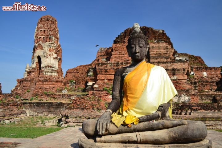 Immagine Statua di Budda a Wat Mahatat, lo storico tempio di Ayutthaya in Thailandia - © apirati333 / Shutterstock.com