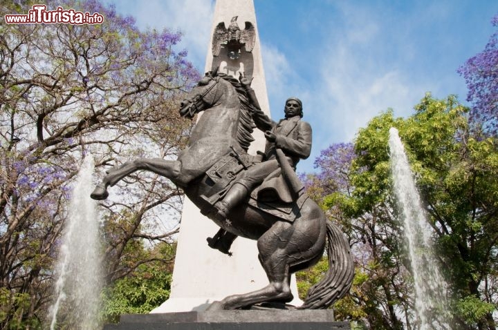 Immagine Statua di Morelos: a Guadalajara, in Messico, nel Parque Morelos proprio di fronte a Calzada de la Independencia svetta la statua equestre a grandezza naturale di José Maria Morelos, eroe della Guerra d'Indipendenza messicana, realizzata nel 1967 dallo scultore Miguel Miramontes - © NCG / Shutterstock.com