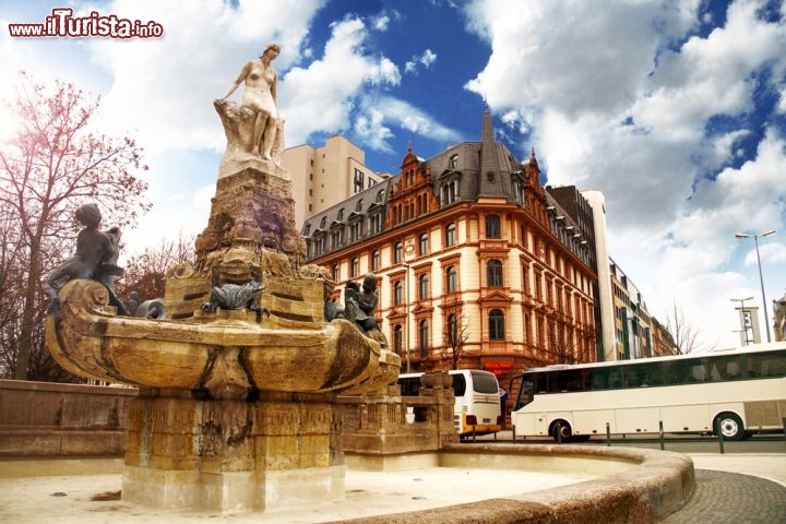 Immagine La Willy Brandt Platz di Francoforte, nel centro della Germania, è impreziosita dalla cosiddetta Fontana delle Fiabe, la Märchenbrunnen, gioiello Art Nouveau del primo Novecento che rappresenta una ninfa - © Shahsuvar Asadov / Shutterstock.com