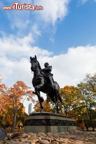 Immagine Una statua equestre nell Yonge-Dunda Square a Toronto in Canada - © Lissandra Melo / Shutterstock.com