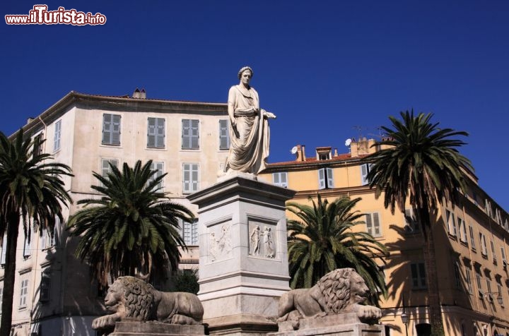 Immagine Statua di Napoleone ad Ajaccio in Corsica - © John Copland / shutterstock.com