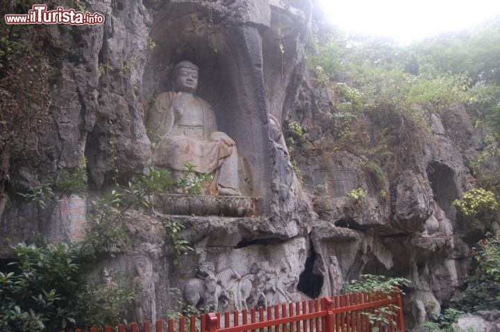 Immagine Statua che si trova sulla collina del "Picco Venuto in Volo" alias Feilaifeng ad Hangzhou in Cina. Si trova a sud del Tempio di Lingyinsi