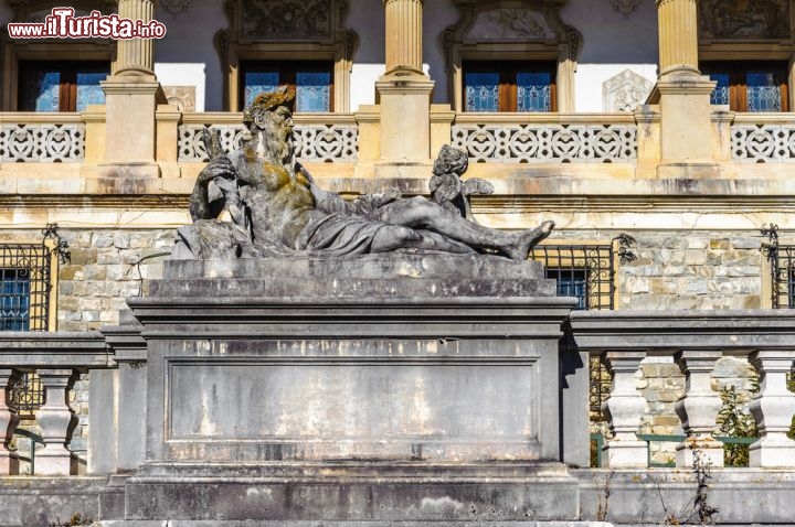 Immagine Statua all'interno del parco del Castello di Peles, Romania - © Anton_Ivanov/ Shutterstock.com