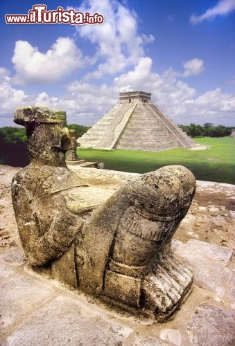 Immagine La statua sacrificale di Chak Mul si trova a  Chichen itza: è uno dei siti  archeologici più famosi dei Maya, uno dei migliori e più importanti dello Yucatan, al pari di Uxmal e di tutto il Messico - © Christian Delbert / Shutterstock.com
