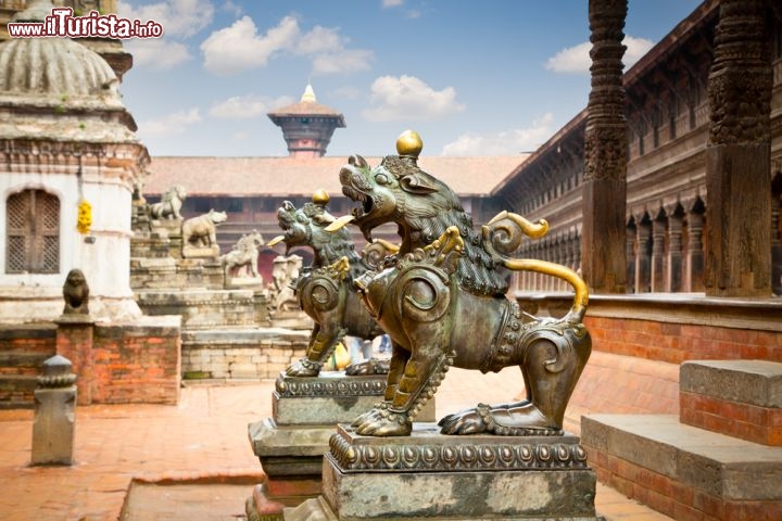 Immagine Statue dei Leoni di Taleju Chock a Durbar Square a Bhaktapur - © Aleksandar Todorovic / shutterstock.com