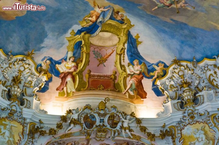 Immagine Steingaden, il colorato interno affrescato della Wieskirche. uno dei capolavori artistici della Germania , in Baviera - © 3523studio / Shutterstock.com