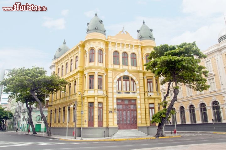 Immagine Storico palazzo nel centro di Recife in Brasile - © Vitoriano Junior / Shutterstock.com