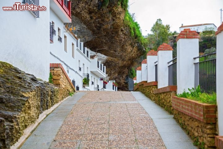 Immagine Strada in salita tra le rocce di Setenil de las Bodegas, in Andalusia - © FCG / Shutterstock.com
