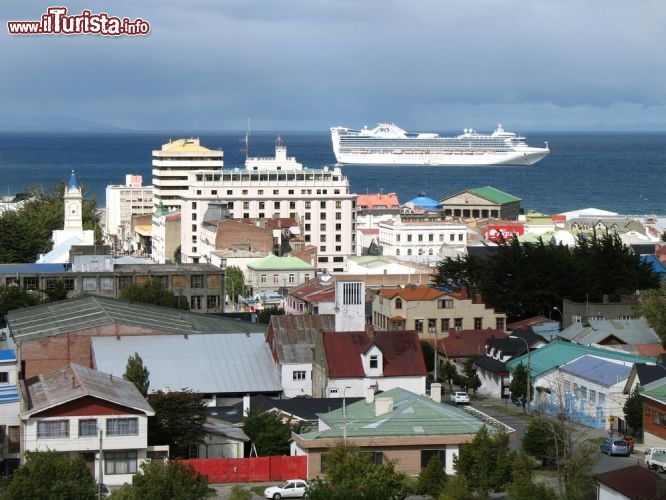 Immagine Lo Stretto di Magellano davanti alla città di Punta Arenas, in Patagonia nella XII regione del Cile - © Travel Bug / Shutterstock.com