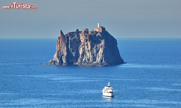 Immagine Strombolicchio isola Stromboli, Eolie (Sicilia). Si tratta di un vecchio condotto vulcanico dello Stromboli. E' alto una cinquantina di metri e sopra vi è installato un faro.