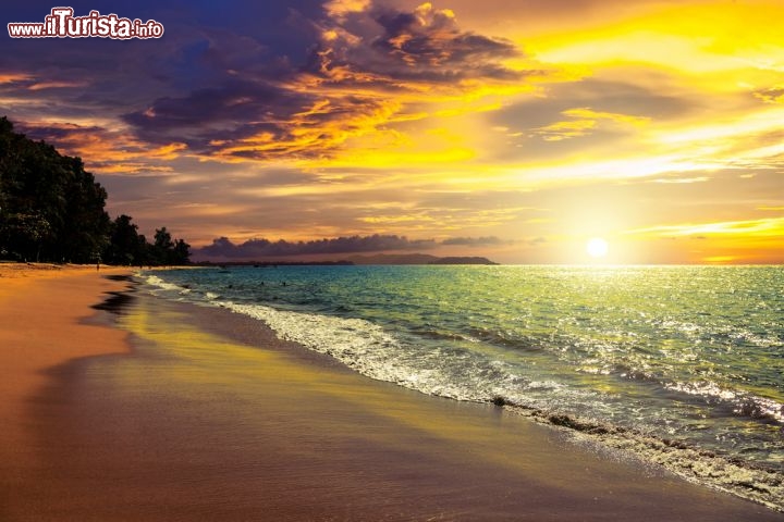 Immagine Sunset beach, tramonto in spiaggia a Khao Lak nella Thailandia occidentale - © Muzhik / Shutterstock.com