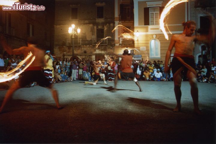 Immagine La manifestazione Suoni di Terra, uno degli appuntamenti culturali più importanti a Sant'Agata de' Goti. Questo festival multidisciplinare si svolge ogni anno durante l'ultima settimana di Agosto: in quel periodo, il borgo medievale di Sant'Agata ospita una kermesse di musicisti internazionali che si esibiscono in concerti e workshop di strumenti, danzatori e artisti provenienti da tutto il mondo - © BuxrealCreator:Andrea Bove -  Wikimedia Commons.